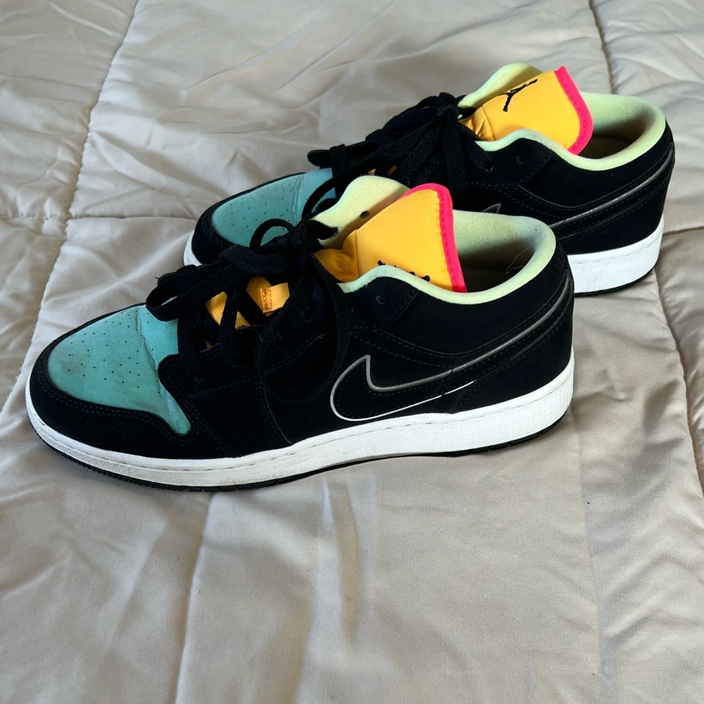 Air Jordan 1 Low SE GS 'Aurora Green' 6.5 Y women’s 8 - Picture 3 of 5